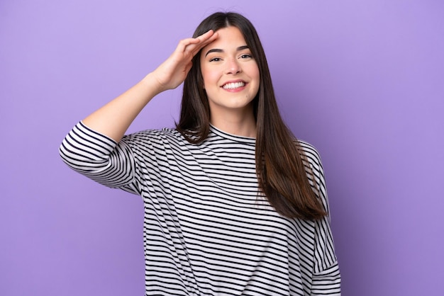 Mujer joven sobre fondo aislado