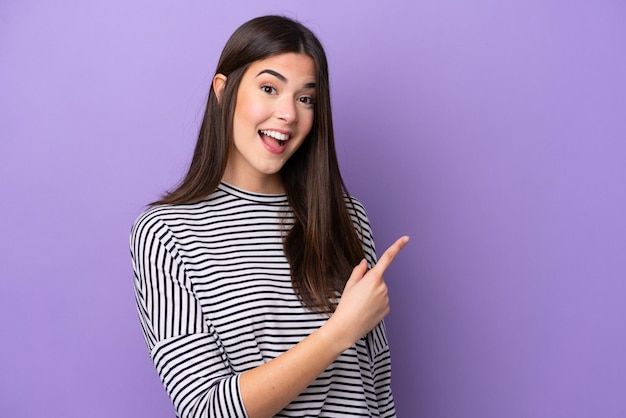 Mujer joven sobre fondo aislado