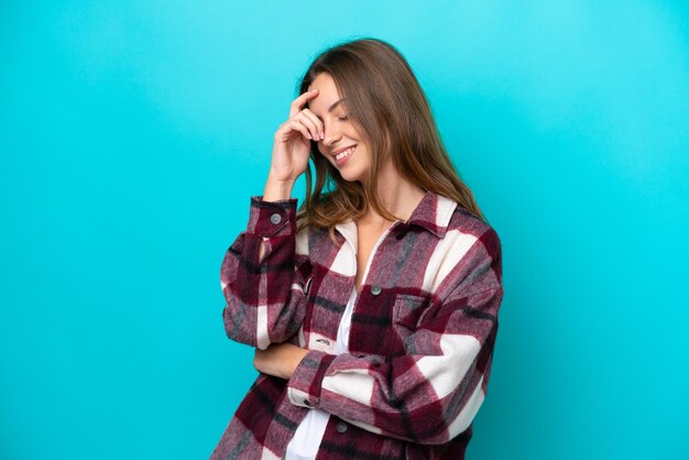 Mujer joven sobre fondo aislado