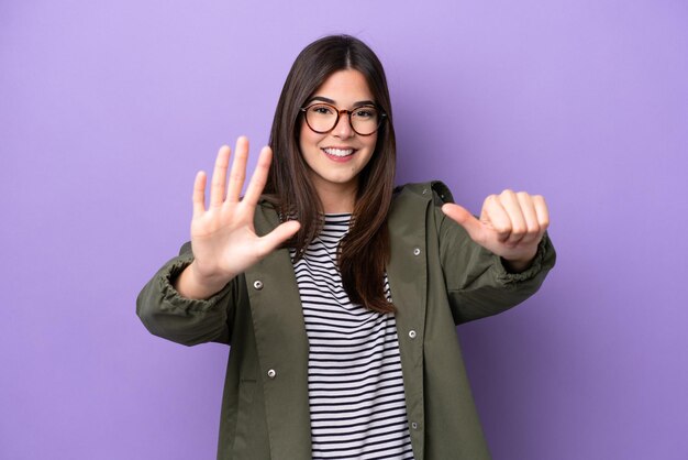 Mujer joven sobre fondo aislado