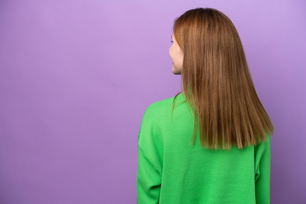 Mujer joven sobre fondo aislado