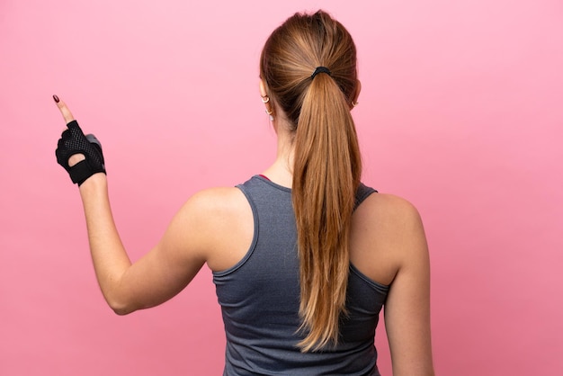 Mujer joven sobre fondo aislado