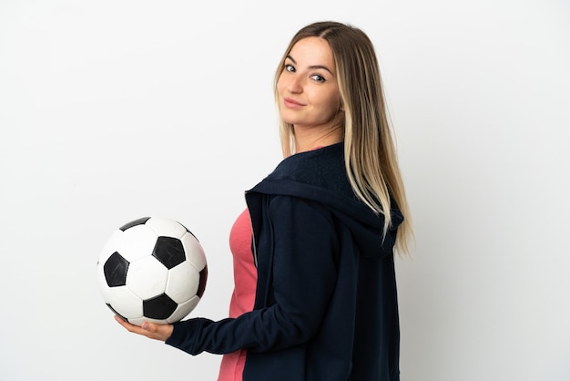 Mujer joven sobre fondo blanco aislado con balón de fútbol