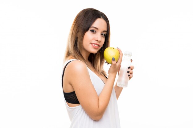 Foto mujer joven sobre fondo blanco aislado con una manzana