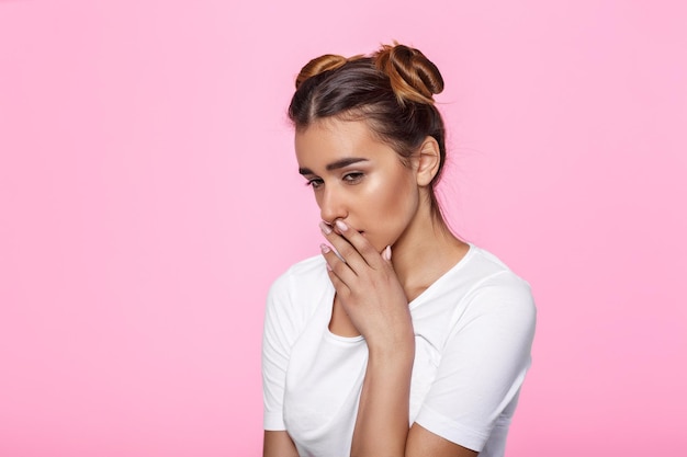 Mujer joven sobre fondo rosa Mujer hermosa atractiva mostrando beso de aire