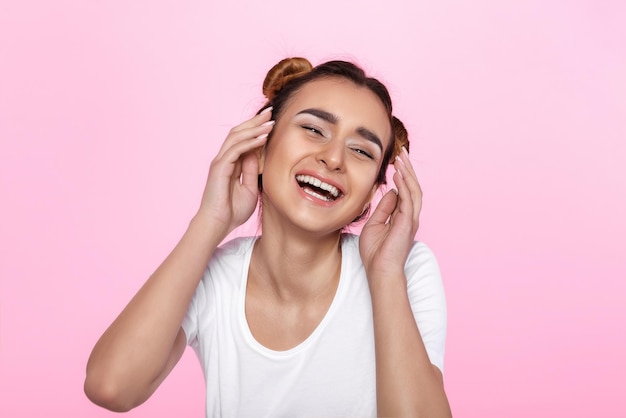 Mujer joven sobre fondo rosa Mujer hermosa atractiva mostrando beso de aire