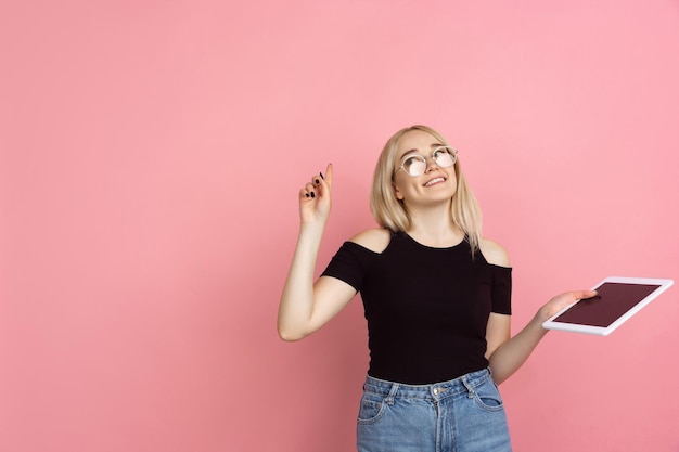 Mujer joven sobre fondo rosa