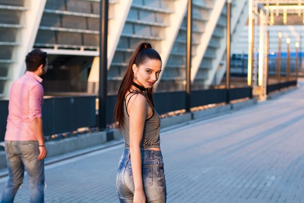 Mujer joven sobre fondo urbano.