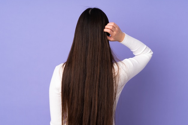 Mujer joven sobre pared aislada