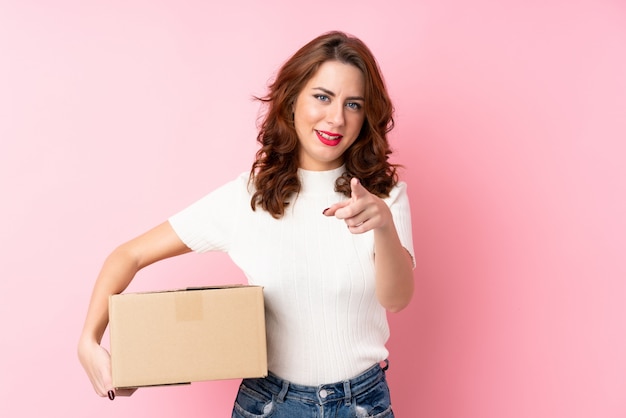 Mujer joven sobre pared rosa aislada