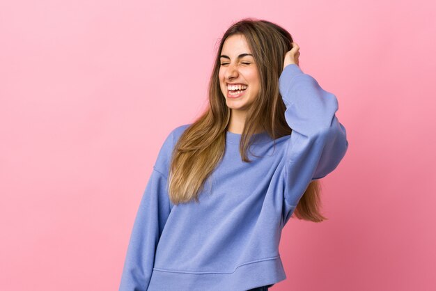 Mujer joven sobre pared rosa aislado sonriendo mucho