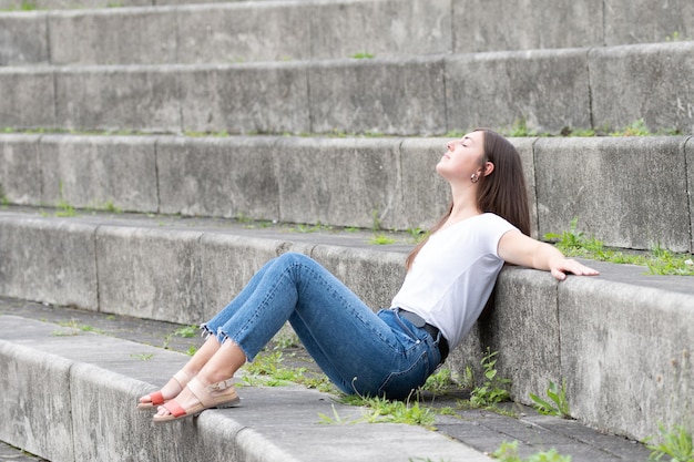 mujer joven, sol, sentado, en, escaleras