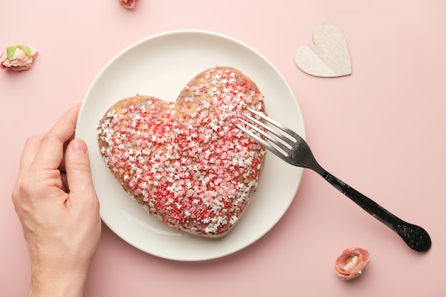 Mujer joven soltera celebrando el día de San Valentín