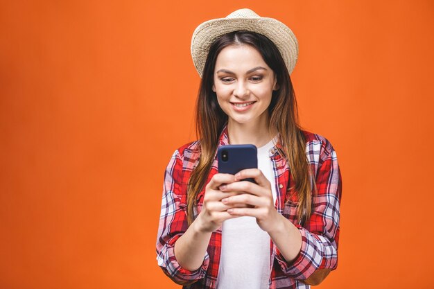 Mujer joven con sombrero beige de moda