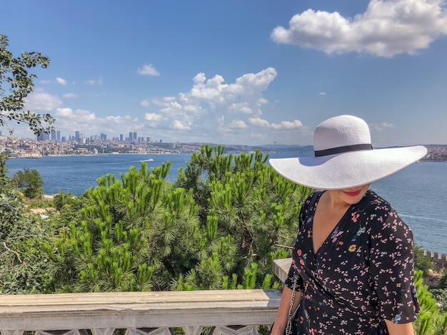 Mujer joven con sombrero en una ciudad mediterránea