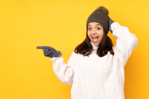 Mujer joven con sombrero de invierno aislado