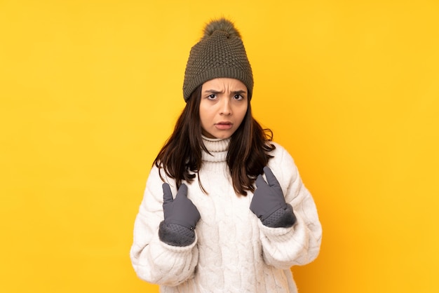 Mujer joven con sombrero de invierno aislado