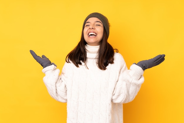 Mujer joven con sombrero de invierno aislado