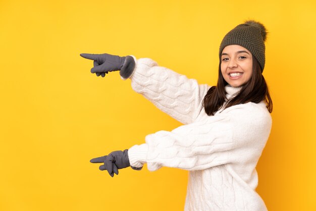 Mujer joven con sombrero de invierno aislado