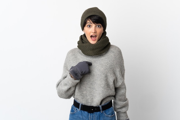 Mujer joven con sombrero de invierno con expresión facial sorpresa