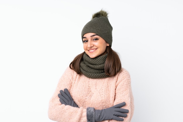 Mujer joven con sombrero de invierno riendo