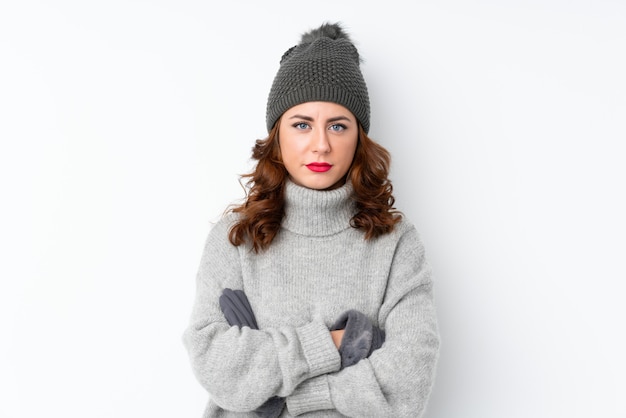 mujer joven con sombrero de invierno sobre pared aislada