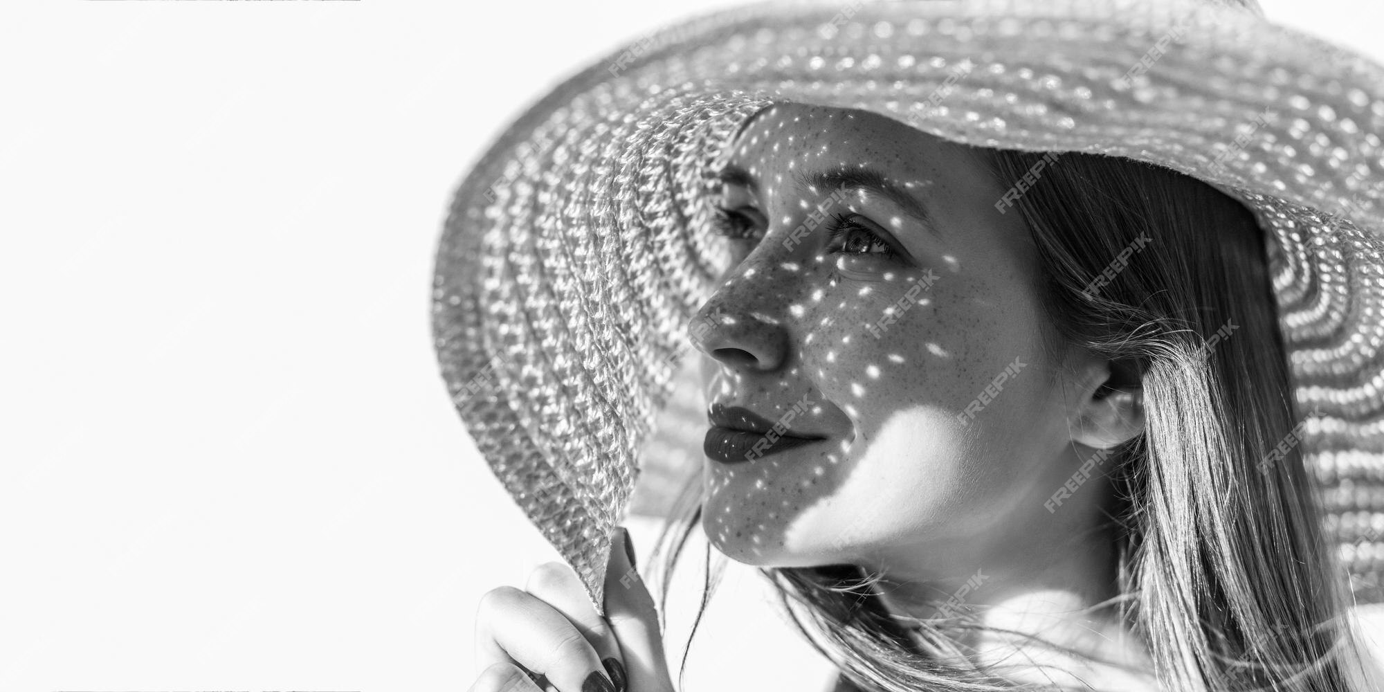 hazlo plano Adelaida FALSO Mujer joven con sombrero mirando a otro lado y sonriendo sosteniendo la luz del sombrero a través del sombrero cae en la cara | Foto Premium hazlo plano Adelaida FALSO Mujer joven con sombrero mirando a otro lado y sonriendo sosteniendo la luz del sombrero a través del sombrero cae en la cara | Foto Premium