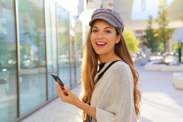 Mujer joven con sombrero de moda