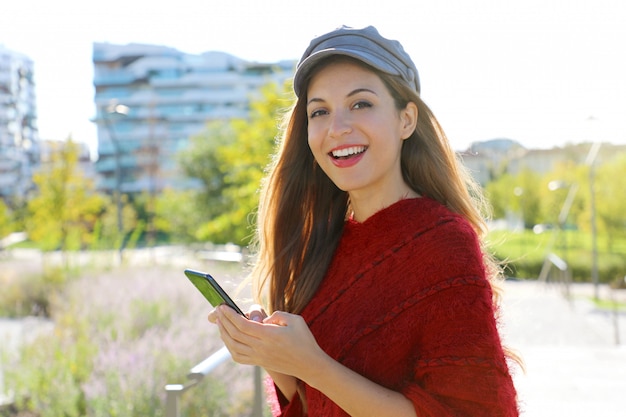 Mujer joven con sombrero de moda