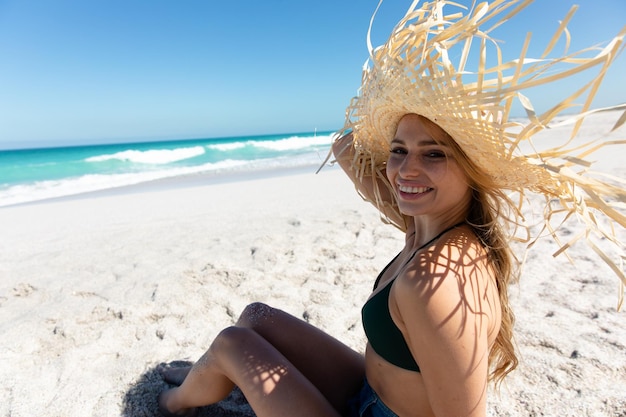 mujer joven, con, sombrero de paja, en la playa