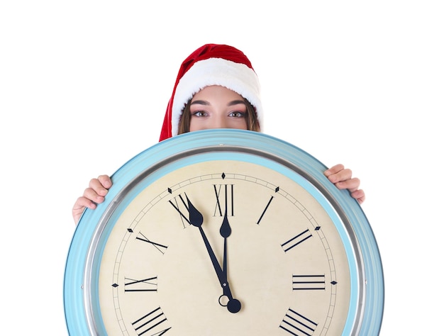 Mujer joven con sombrero de Santa con reloj sobre fondo blanco. Concepto de cuenta regresiva de Navidad