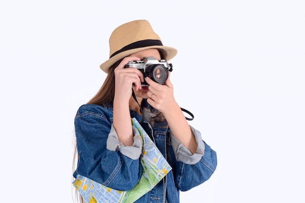 Mujer joven en sombrero del verano con la cámara de la vendimia.