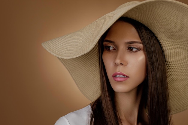 Mujer joven en sombrero de verano de moda