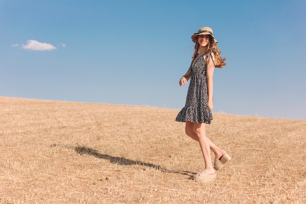 Mujer joven con sombrero en verano