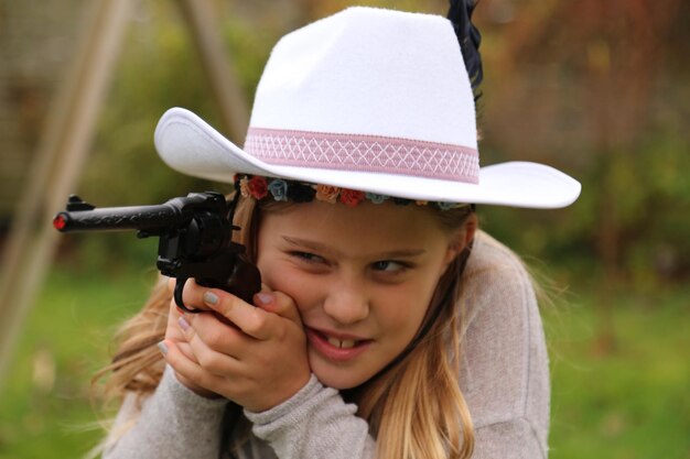 Mujer joven con sombrero