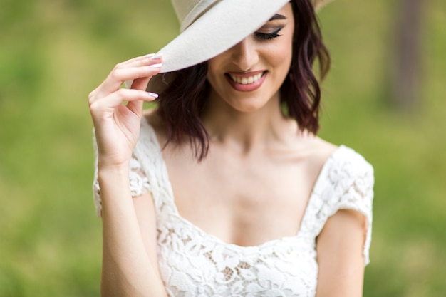 Mujer joven con un sombrero