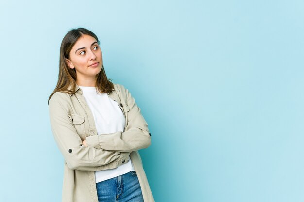 Mujer joven soñando con lograr metas y propósitos