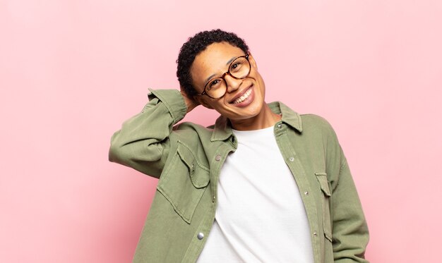 Mujer joven sonriendo alegre y casualmente