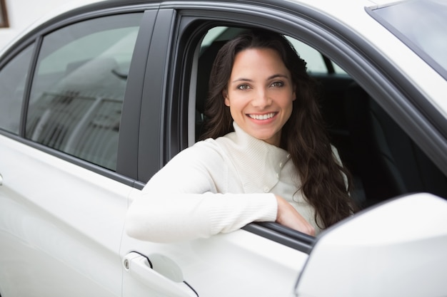 Mujer joven sonriendo a la cámara