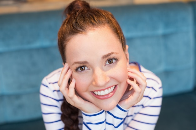 Mujer joven sonriendo a la cámara