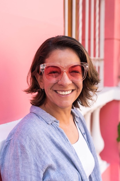 Mujer joven sonriendo a la cámara