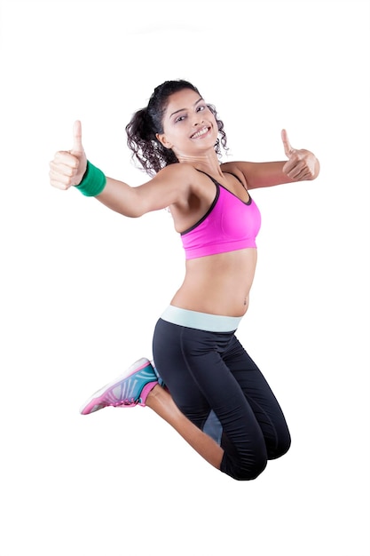 Foto mujer joven sonriendo contra un fondo blanco