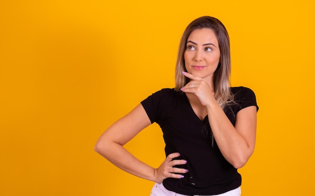 Foto mujer joven sonriendo en la esquina con espacio de copia