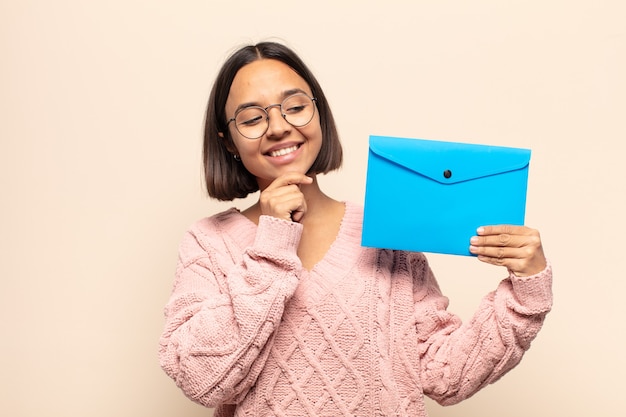 Mujer joven sonriendo con una expresión feliz