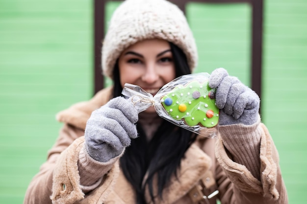 Mujer joven sonriendo y mantenga las galletas