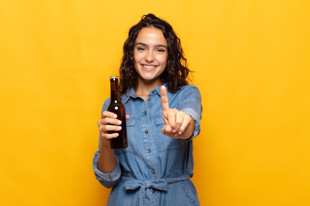 Mujer joven sonriendo y mirando amigable