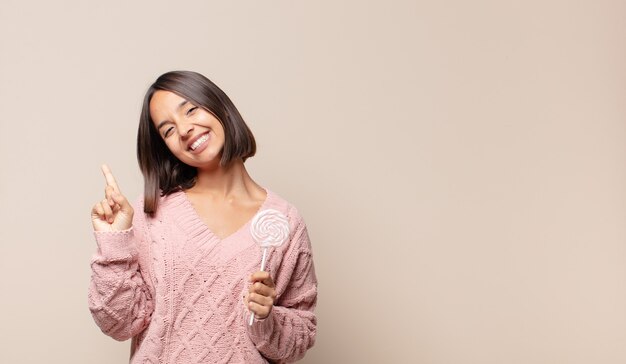 Mujer joven sonriendo y mirando amigable