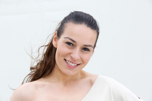 Foto mujer joven sonriendo sobre fondo blanco