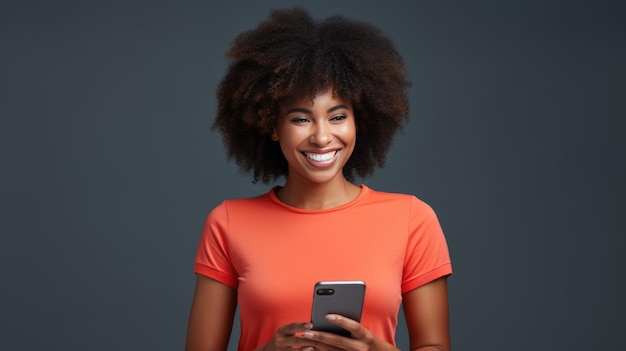 Mujer joven sonriendo y sosteniendo su teléfono inteligente sobre un fondo de color