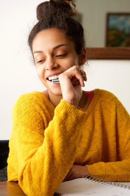 Mujer joven sonriendo con teléfono móvil